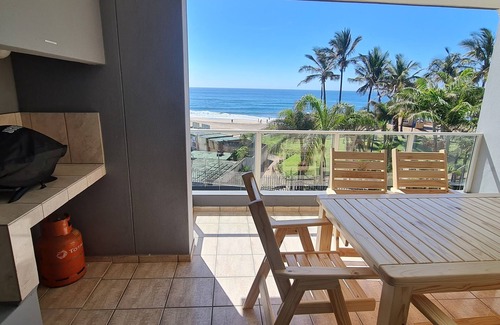 Margate Apartment | Spacious 3-bedroom apartment right on the beach in beautiful Margate with WiFi