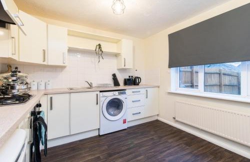 Coventry House | Spacious 3-Bedroom Apartment w Private Garden