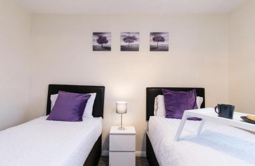 Coventry House | Spacious 3-Bedroom Apartment w Private Garden