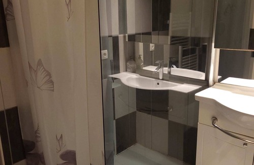 Roanne Apartment | SPACIOUS 3-BEDROOM APT (APT N°15)