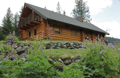 Clearwater Cabin | Spacious 3 Bedroom, 3 Bathroom Cabin near Wells Gray Waterfall in Beautiful BC!
