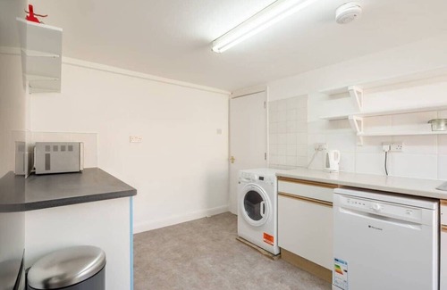 Cambridge City Centre Condo | Spacious 3 Bedroom Flat In HEART Of City Centre