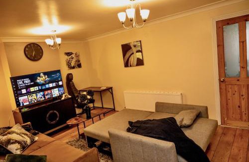 Sittingbourne Apartment | Spacious 3-Bedroom, Free parking, Garden, Pet Friendly, superfast Wi-Fi!