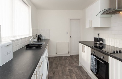 Sunderland House | Spacious 3-Bedroom Home, Newly Renovated, Sleeps 5