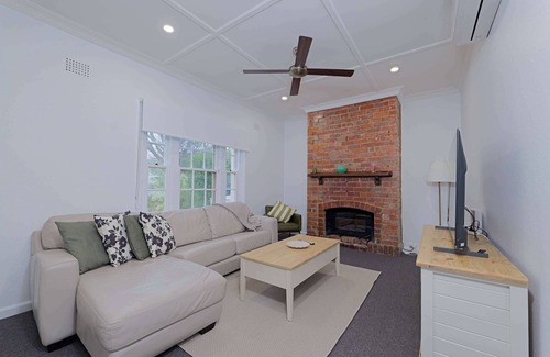 Manuka House | Spacious 3-Bedroom House in Manuka