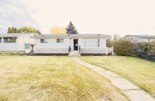 Northeast Edmonton House | "Spacious 3-Bedroom Home Steps Away from Downtown - Your Ideal Urban Getaway!"