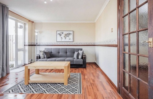 Tilbury House | Spacious 3 Bedroom Home With Wifi, Parking & Garden