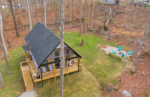 Clarkson House | Spacious 3-bedroom house near Nolin Lake/Mammoth Cave, WiFi, Grill, Fire Pit!