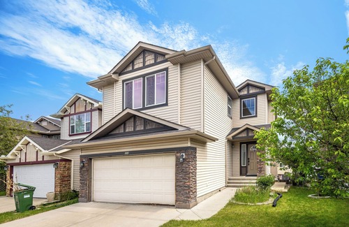 Panorama Hills House | Spacious 3-bedroom house +AC/WiFi/Garageand in NW Calgary