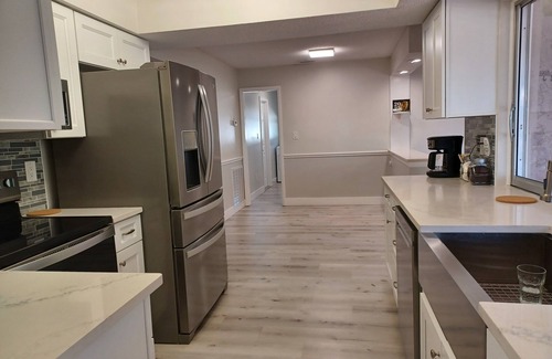 Highland House | Spacious 3-bedroom house with HOT TUB and MOVIE THEATRE 8 minutes from RACEWAY