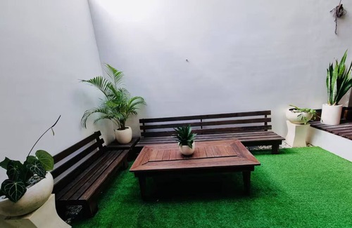 Imam Bonjol Apartment | Spacious 3-Bedroom House with Easy Access
