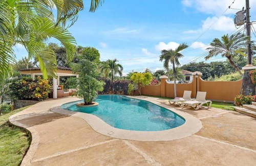 Tamarindo Apartment | Spacious 3-Bedroom Retreat with Pool, BBQ & Security – Walk to Tamarindo