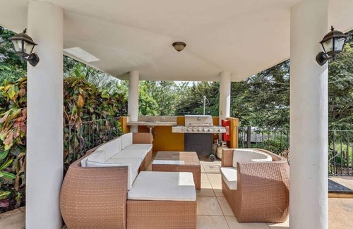 Tamarindo Apartment | Spacious 3-Bedroom Retreat with Pool, BBQ & Security – Walk to Tamarindo