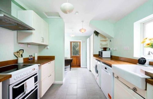 Leyton House | Spacious 3-Bedroom Retreat in London