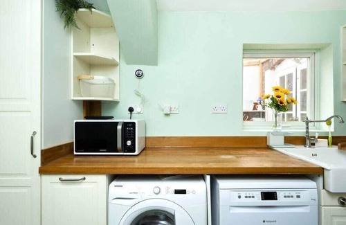 Leyton House | Spacious 3-Bedroom Retreat in London