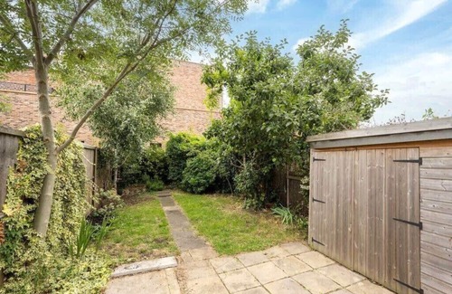 Leyton House | Spacious 3-Bedroom Retreat in London