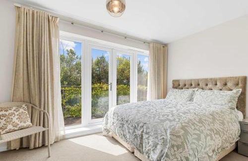 Greenhithe Apartment | Spacious 3-Bedroom Retreat with Garden Near Bluewater