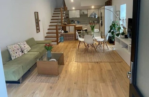 Victoria House | Spacious 3-Bedroom Townhouse with Free Parking in Exclusive Hackney Mews