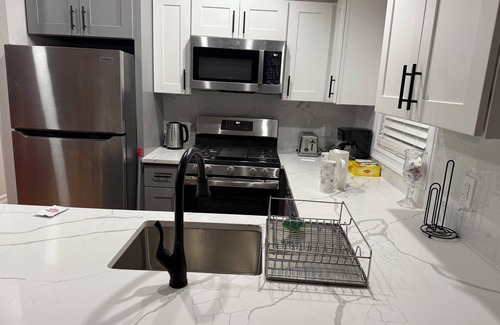 Queens Apartment | Spacious 3-bedroom unit, with WiFi, 2 bathroom full kitchen, dining area, 4 TVs
