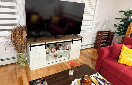 Queens Apartment | Spacious 3-bedroom unit, with WiFi, 2 bathroom full kitchen, dining area, 4 TVs