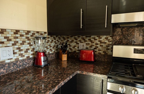 Highland Business Apartment | Spacious 3-bedroom with back yard, large kitchen, near Nob Hill/UNM/Uptown