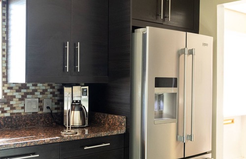 Highland Business Apartment | Spacious 3-bedroom with back yard, large kitchen, near Nob Hill/UNM/Uptown