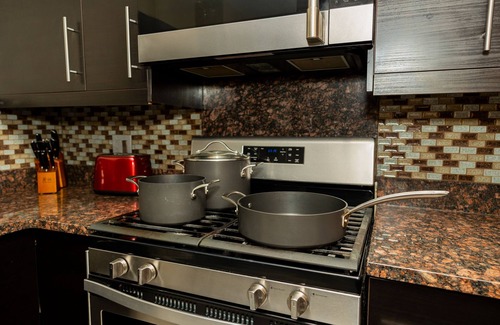 Highland Business Apartment | Spacious 3-bedroom with back yard, large kitchen, near Nob Hill/UNM/Uptown