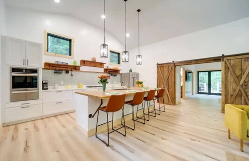 Hot Springs Cabin | Spacious 3 Bedroom Cabin Plus One Bedroom Beekeeper Cabin Waterfalls AWD or 4WD recommended