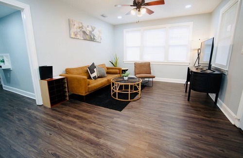 Lakeshore South House | Spacious 3 Bedroom Home w/Screened In Outdoor Patio