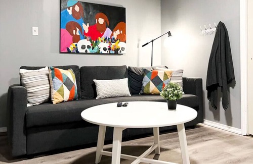 Jeannette Apartment | Spacious 3 Bedroom w/7 beds + Sleeps up to 10