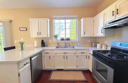 Fox Valley House | Spacious 3 bedrooms with Yard – Near Naperville, Chicago