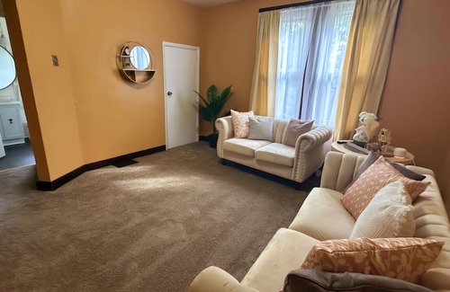 Homestead Apartment | Spacious 3 beds near Pittsburgh!
