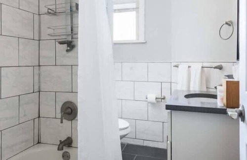 Central West End Apartment | Spacious 3 BR Apt In CWE