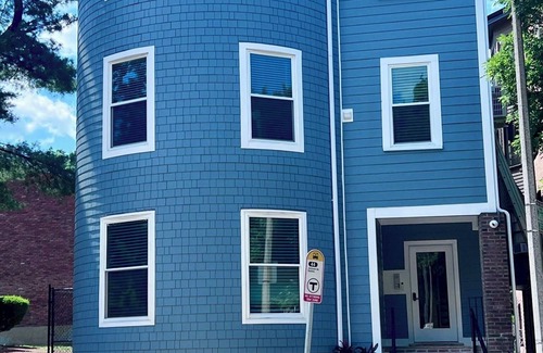 Roxbury Condo | Spacious 3-BR Condo with Modern Fireplace & Full Amenities - Near Downtown