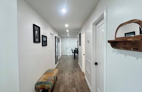 Roxbury Condo | Spacious 3-BR Condo with Modern Fireplace & Full Amenities - Near Downtown