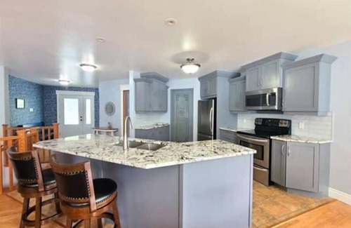 Algoma District Cottage | ❤Spacious 3 BR Lake House on Lake Lauzon w/Deck!❤