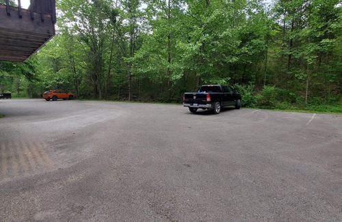 Slade Cabin | Spacious 3-BR, Lodge. Pool Table,Smart Satellite TV, Wi-Fi, Large Dining Hot Tub