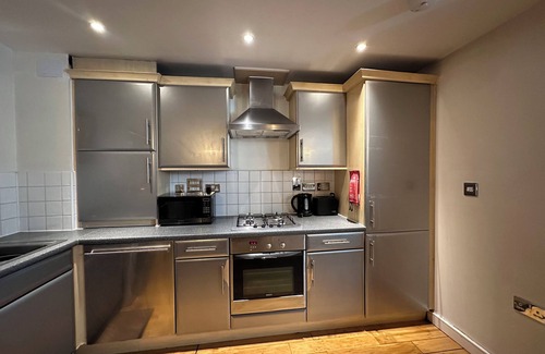 Havering Apartment | Spacious 3 Double Bed Apartment in heart of Romford, 5 mins from Elizabeth Line