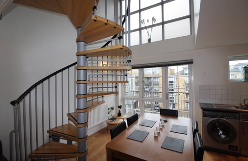 Havering Apartment | Spacious 3 Double Bed Apartment in heart of Romford, 5 mins from Elizabeth Line