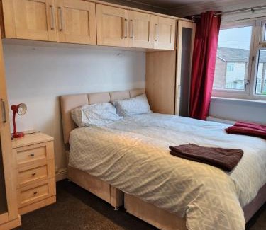 Leeds House | Spacious, 3 double bedroomed, free parking, 9 mins Elland Rd, nr Leeds City Centre