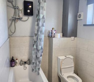 Leeds House | Spacious, 3 double bedroomed, free parking, 9 mins Elland Rd, nr Leeds City Centre