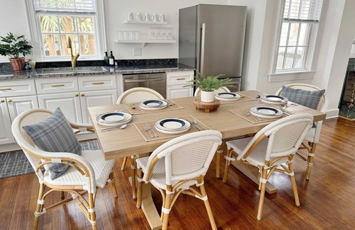 Dixon Park House | Spacious 3-Floor Downtown Retreat - Prime Location