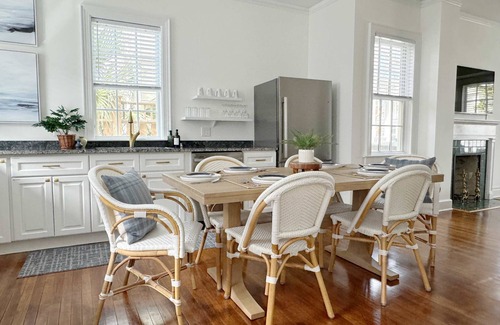 Dixon Park House | Spacious 3-Floor Downtown Retreat - Prime Location