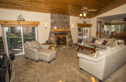 Summit Estates Apartment | Spacious 3b 2b Sleeps 8 Fenced Yard, WiFi, Walk to Snow Summit