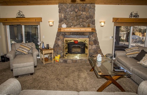 Summit Estates Apartment | Spacious 3b 2b Sleeps 8 Fenced Yard, WiFi, Walk to Snow Summit