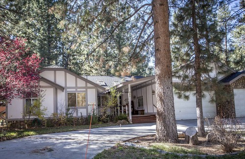 Summit Estates Apartment | Spacious 3b 2b Sleeps 8 Fenced Yard, WiFi, Walk to Snow Summit