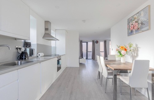 Canning Town Apartment | Spacious 3BD Flat Near London City Airport