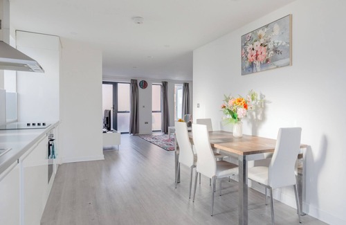 Canning Town Apartment | Spacious 3BD Flat Near London City Airport