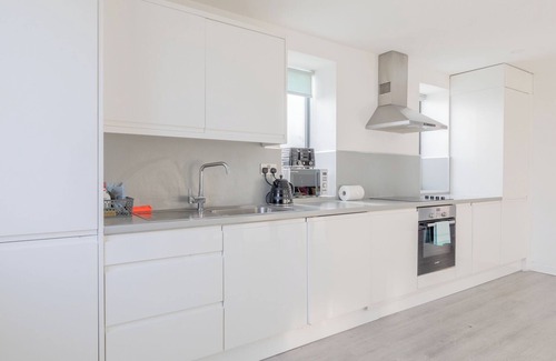 Canning Town Apartment | Spacious 3BD Flat Near London City Airport
