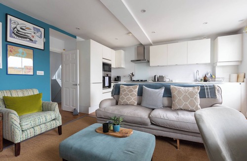 Colville Apartment | Spacious 3BD Flat with Balcony, Notting Hill